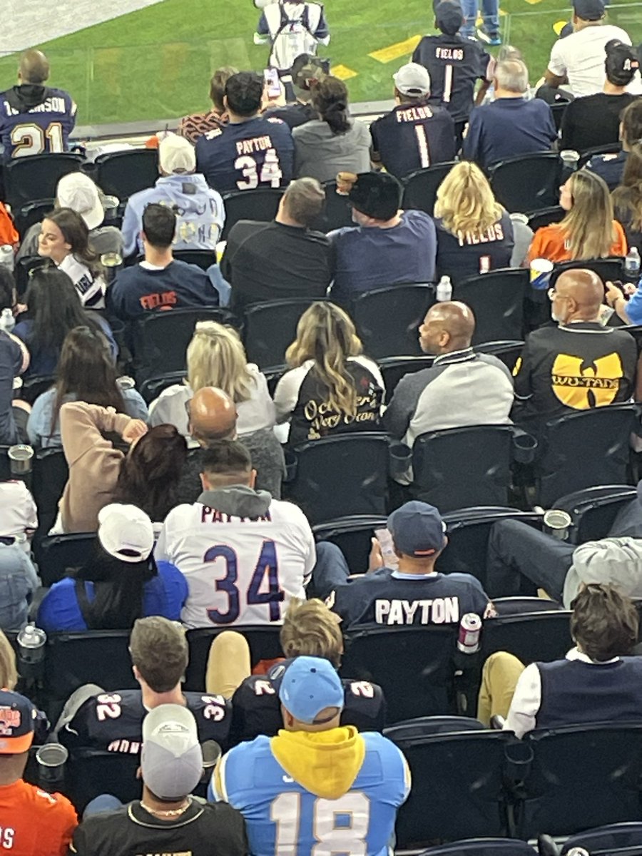 JBys31's tweet photo. @paytonsun So cool to see all the #34’s at the game. Truly blessed to have been able to watch the great one growing up#Sweetnes https://t.co/5lD6djQUI3