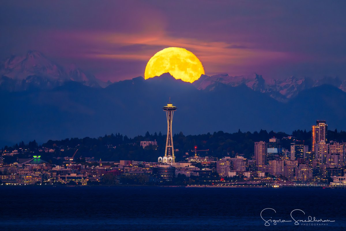 Tonight's 98.1% moon rising behind the #Seattle skyline and the cascades shot from 10 miles away. October is a great month for moon chasing as the moon is close to full over 3 days. This year the 3 days fell over a weekend and we got unusually clear skies.