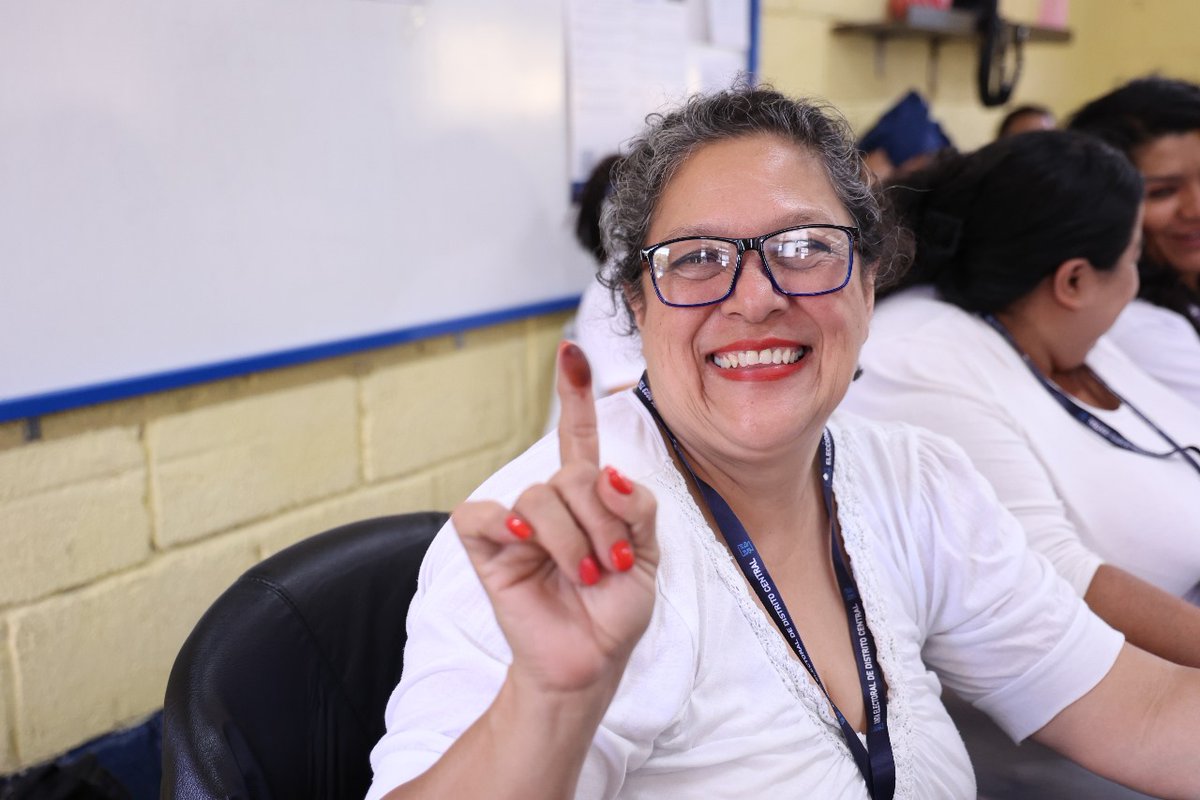 JEDCGuate's tweet photo. En la Escuela No. 27 República de Venezuela, más del 59% de ciudadanos empadronados de este centro acudieron a emitir su sufragio para la Segunda elección.
#EleccionesGT2023 https://t.co/BQDPDX4tzJ