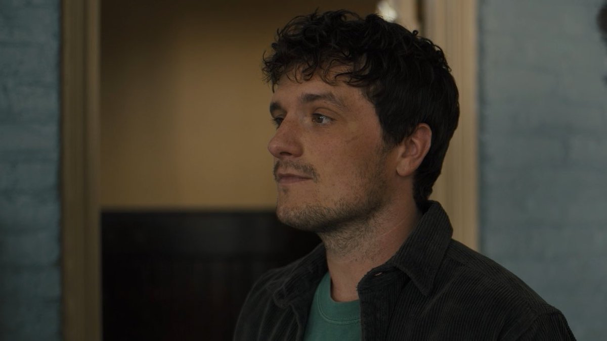 Really now is the perfect opportunity for Jennifer Lawrence and Josh Hutcherson to star in another movie together. Because the public (ME) needs this to happen