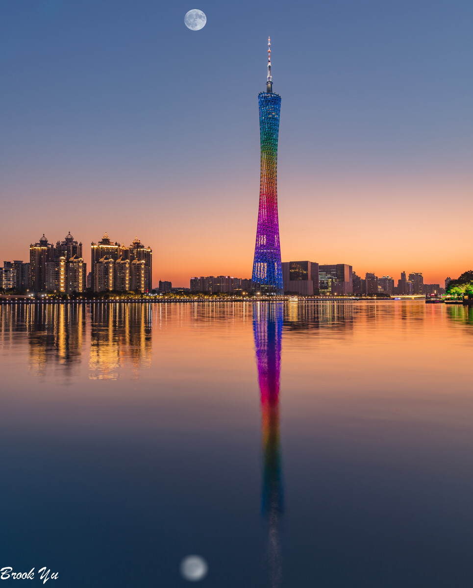 📍广州塔  •  别称小蛮腰  #China 

上联：西风掠过蛮腰瘦
下联：？  

#福集 #对联