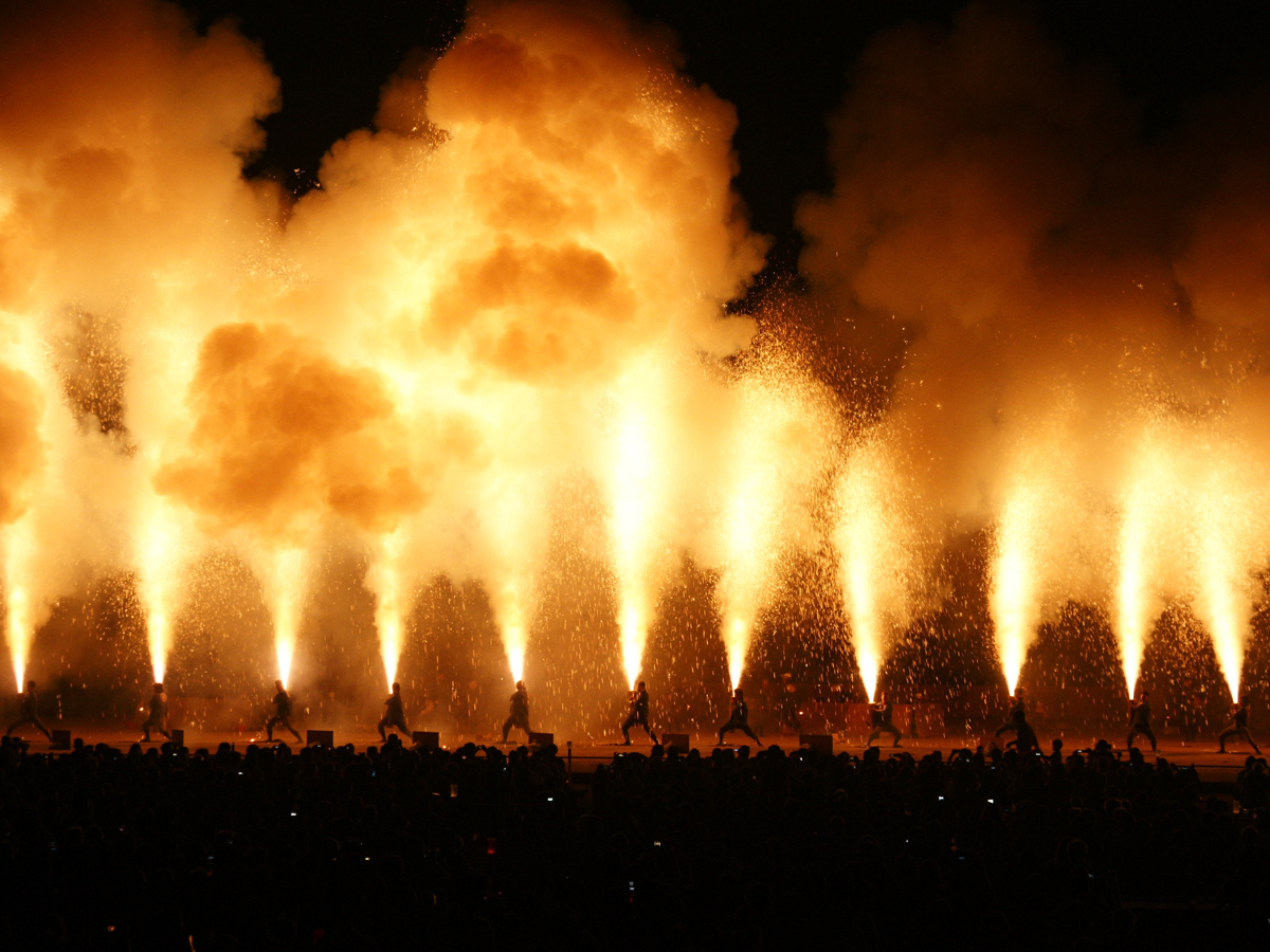 AichiNow_en's tweet image. Flames and sparks fly at the #Toyohashi #FireFestival and #FireDance, 11/3–4✨ aichi-now.jp/en/spots/detai… The area’s famous handheld cannon fireworks are complemented by a variety of pyrotechnics🎆 All seating is reserved, so check with travel agencies to get yours! #AichiNow