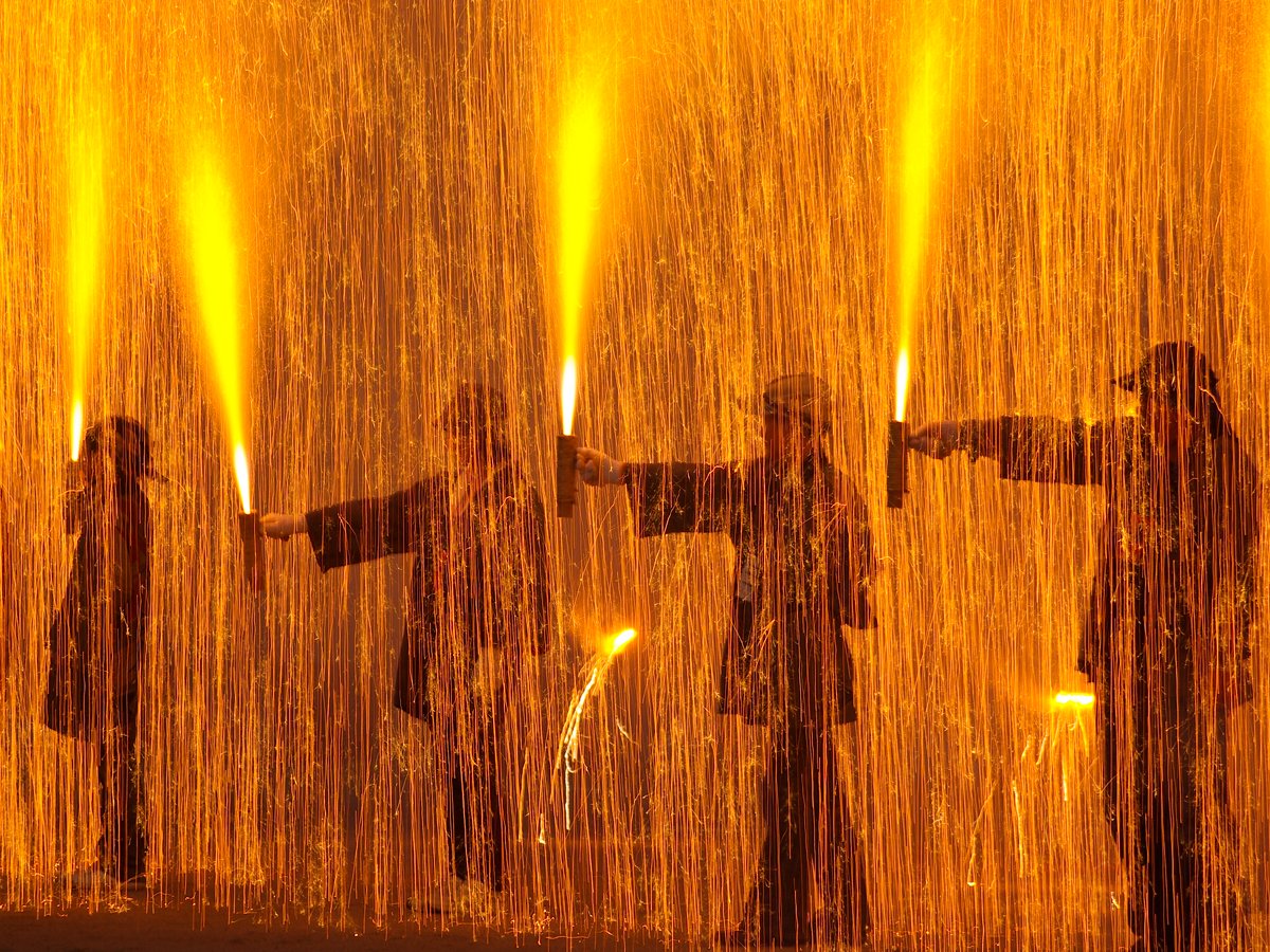 AichiNow_en's tweet image. Flames and sparks fly at the #Toyohashi #FireFestival and #FireDance, 11/3–4✨ aichi-now.jp/en/spots/detai… The area’s famous handheld cannon fireworks are complemented by a variety of pyrotechnics🎆 All seating is reserved, so check with travel agencies to get yours! #AichiNow