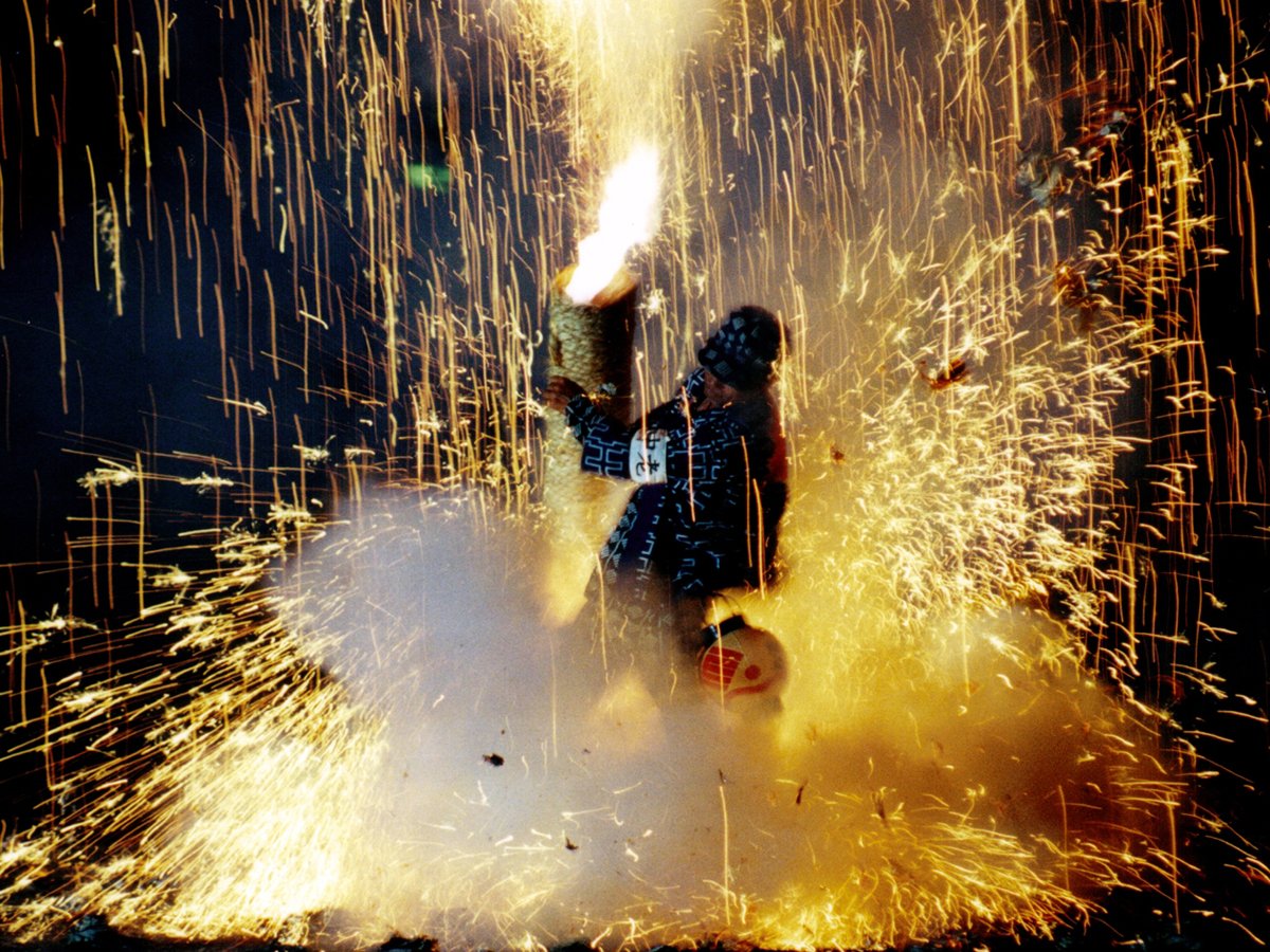 AichiNow_en's tweet image. Flames and sparks fly at the #Toyohashi #FireFestival and #FireDance, 11/3–4✨ aichi-now.jp/en/spots/detai… The area’s famous handheld cannon fireworks are complemented by a variety of pyrotechnics🎆 All seating is reserved, so check with travel agencies to get yours! #AichiNow