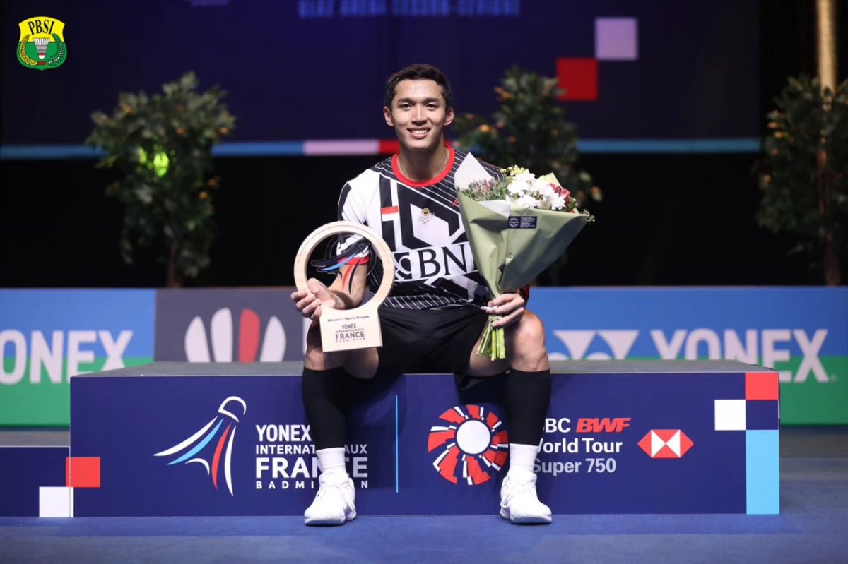 jokowi's tweet photo. Jonatan Christie meraih gelar juara tunggal putra turnamen bulutangkis French Open 2023 Dalam laga final yang seru dan berlangsung tiga gim di Glaz Arena, Rennes, Prancis semalam, Jonatan menundukkan Li Shi Feng dari China.

Pada laga final yang lain, ganda putra Indonesia, Muhammad Shohibul Fikri/Bagas Maulana juga tampil di final dan meraih runner-up setelah kalah dalam duel tiga gim dari pasangan Denmark, Kim Astrup/Anders Skaarup Rasmussen.  

Dari Tanah Air, saya menyampaikan selamat kepada Jonatan Christie dan Muhammad Shohibul Fikri/Bagas Maulana.