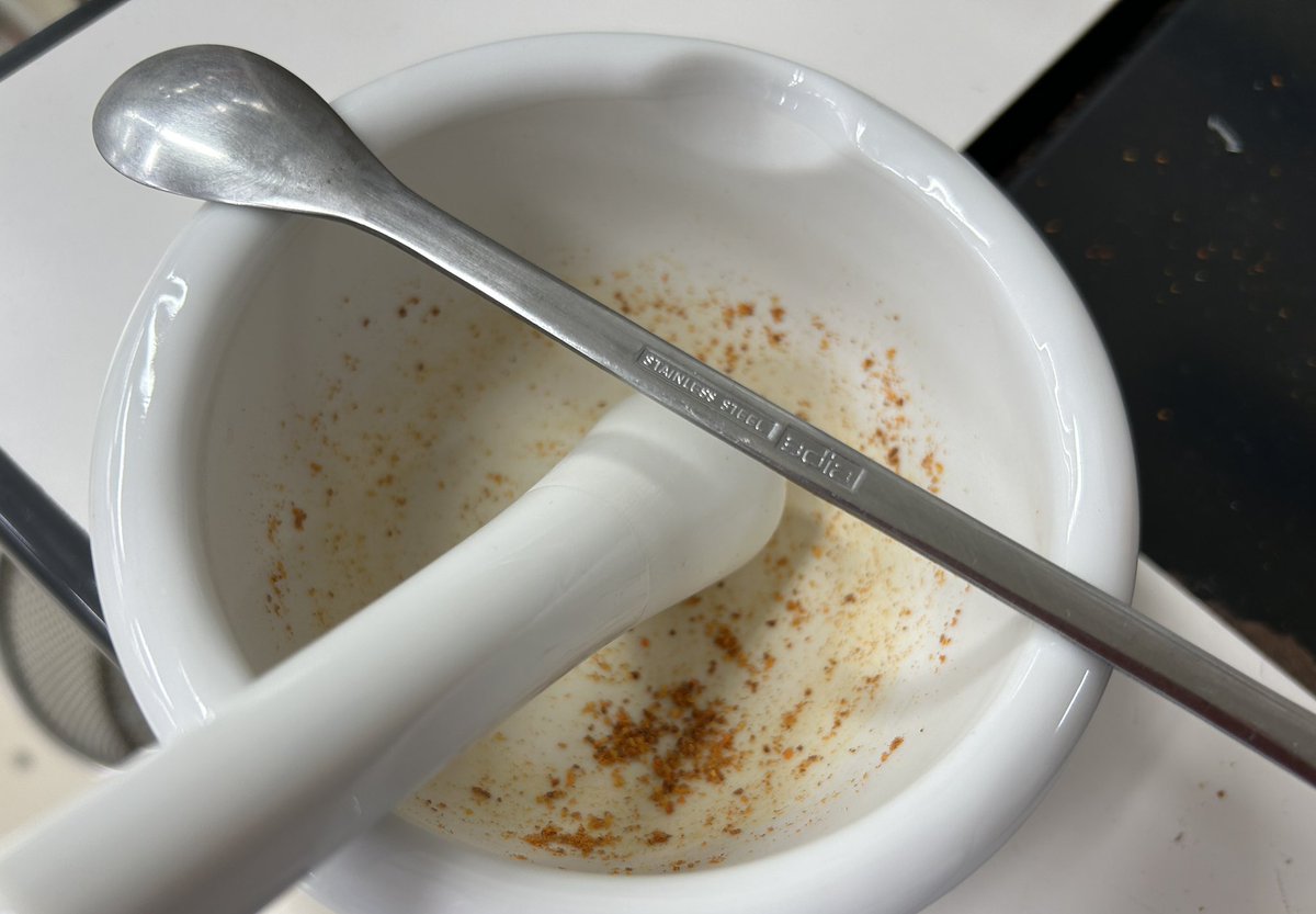 TTCbio's tweet image. 今日のバイオ科２年生は？

食品分析実習！

一味からカプサイシンを抽出し、
HPLCで分析しまーす

ただいま有機溶媒で溶解中

#HPLC