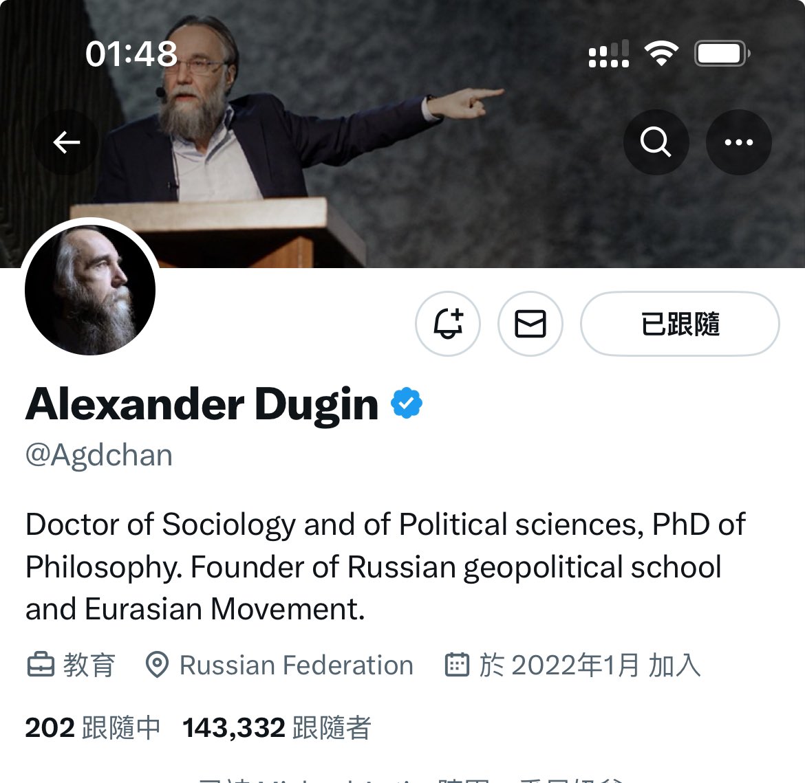 jltyycm's tweet photo. 今天推荐一下我在推上持续关注的大V。主要是财经领域,但不限于此领域。这些大V要么堪称大师，要么自成一家，要么敢说真话，都可以持续输出有营养的信息，比起沈彤/立党/老蛮之流高到不知道哪里去了。

其一：Nassim Nicholas Taleb @nntaleb 

这个名字你或者陌生,但《黑天鹅》这本书你肯定不陌生。他就是《随机漫步的傻瓜》、《黑天鵝》和《反脆弱》等書的作者。他同時還是Empirica基金的founder,纽约大学工学风险工程教授.经历过1985年股灾，早已财务自由。

如果這些經歷不夠傳奇,他祖父和曾祖父都是黎巴嫩内阁成员之一.他的徒弟布的學生Mark Spitznagel作爲管理人的對沖基金Universa Investments在2020年3月的美股暴跌中获得了3612％的投資回報率.足以證明其實力.

他的每一本書我都仔細讀過不只一遍。其文笔汪洋恣肆，其论点自成体系。他提出的concept ,不管是black swan 还是skin in the game 都是经典。他可算是难得的宗师级别的畅销书作者。

他在X上比较活跃，粉丝已经过百万,我隔三差五就去看看。

其二： Alexander Dugin @Agdchan 

这个名字你一定不陌生。他就是被称为“普京的大脑”的俄罗斯哲学家、极端民族主义知识分子、欧亚主义者、普京盟友和智囊，2014年就曾预言乌克兰将会爆发战争的那个杜金。

他女儿在今年初被刺杀，她坐的汽车本应该是杜金本人乘坐。

杜金在X也很活跃，一会用中文大谈中俄关系。一会又用阿拉伯文谈俄罗斯阿拉伯联盟。同时还和很多印度网友打得火热。总之就是煽风点火，鼓吹全世界起来反抗美帝，形成他所谓的多极世界。也许我们都不赞同他的某些观点，但不妨可以看看他的逻辑——毕竟，相对于东边那些无脑崇拜的年轻黄俄们，他还是有自己的逻辑体系的。BTW，他一向对神州持有敌视态度，我完全不知道为何黄俄还要吹捧他。

其三：曹山石 @caolei1 

关注他是因为他经常透露一些“小道消息”，可以了解很多神州内部消息。

其四：洪灏 @HAOHONG_CFA 

此君是新生代经济学家中少有的英文好且拥有国际视野的人物。可惜因为说了真话，被某国企给辞了。后来找了新的首席职位，没以前敢说了。现在他说话也真假参半，各位且看且珍惜。

其实X上还有一些名人比如桥水创始人达里奥，对冲基金大佬Bill Ackman，诺贝尔奖得主罗伯特.席勒。但这些人要么说一堆有盐没味的话，要么一惊一乍，要么很久都不说话。所以我不怎么推荐。

言尽于此。