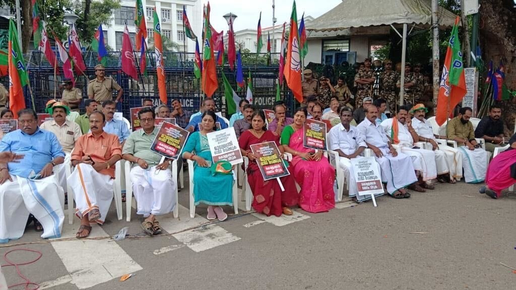 BJP4Keralam's tweet photo. എൻഡിഎ സെക്രട്ടേറിയേറ്റ് ഉപരോധം പുരോഗമിക്കുന്നു. ഇന്ന് ദേശീയ അധ്യക്ഷൻ ശ്രീ ജെ.പി. നദ്ദ സെക്രട്ടേറിയേറ്റ് നടയിൽ നിന്ന് കേരളത്തെ അഭിസംബോധന ചെയ്യും. https://t.co/jJvPRjrzZt