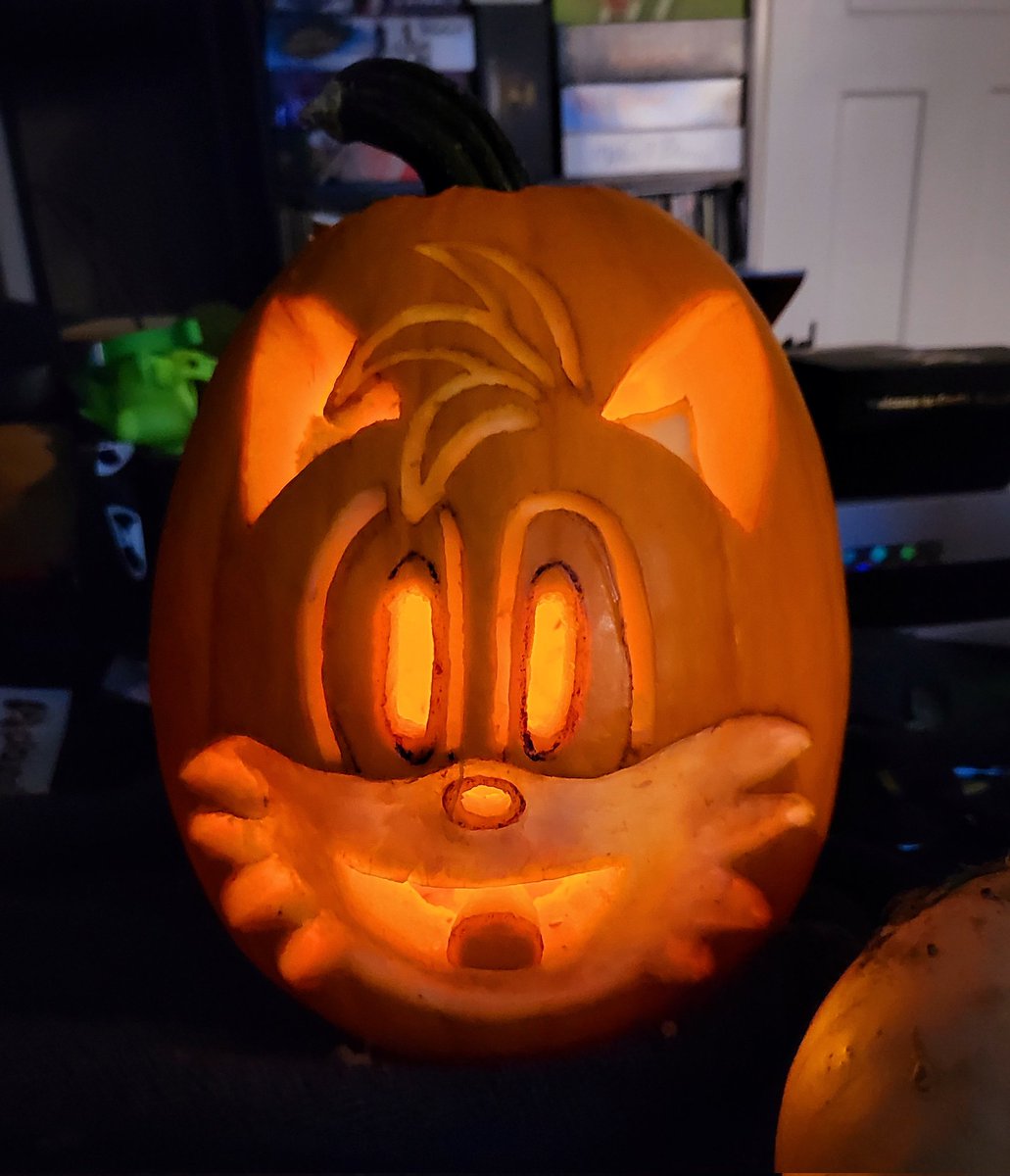 LuxLetalis's tweet photo. I hath carved the holiday gourd #TailsTheFox #SonicTheHedgehog  #pumpkincarving https://t.co/w3PJeggxl8