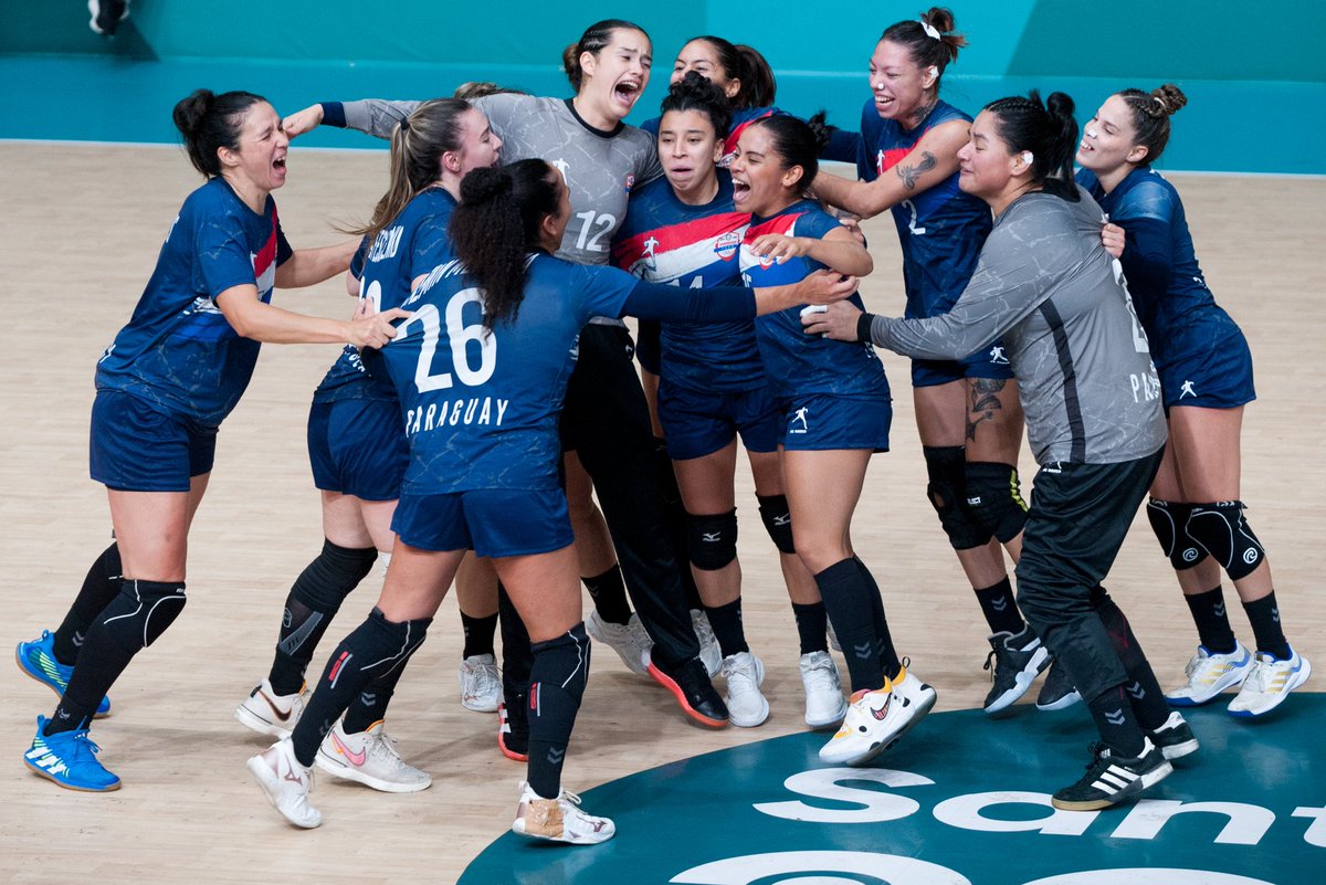 ARolonpy's tweet photo. PARAGUAY BRONCE PANAMERICANO 🇵🇾🥉🥳

✅️ Las #Guerreras vuelven a hacer historia y llegan al podio en @santiago2023 .

✅️ Le ganó a Chile 23 a 20 y así el equipo de la leyenda de nuestro handball @marizzafaria suma una nueva conquista continental. 

@LaDeportivaPy https://t.co/uHxF6RNqcz