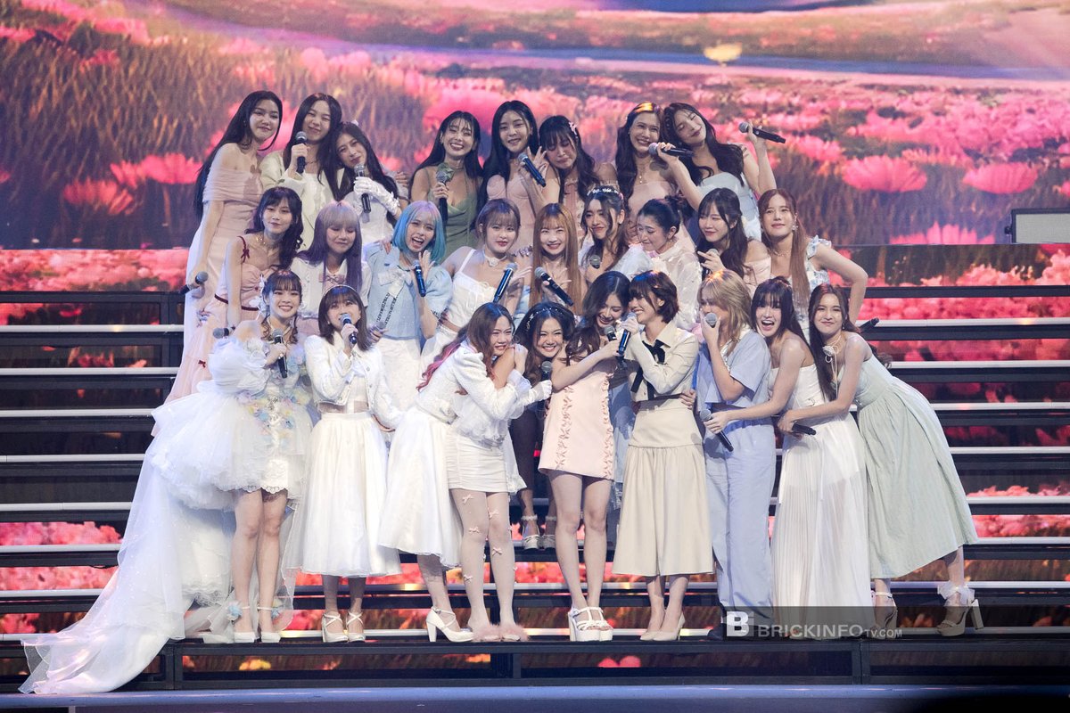 สุดประทับใจ!! คอนเสิร์ตจบการศึกษา "เฌอปราง BNK48" เซอร์ไพร์สไอดอล 48Group รุ่นพี่ส่งคลิปอวยพร

👉brickinfotv.com/idol-artist/20…

#cherprangbnk48 #BNK48 #ConGradPCher #CherprangAreekul #CherprangGraduationConcert #BNK48_DepartCHER #Brickinfo