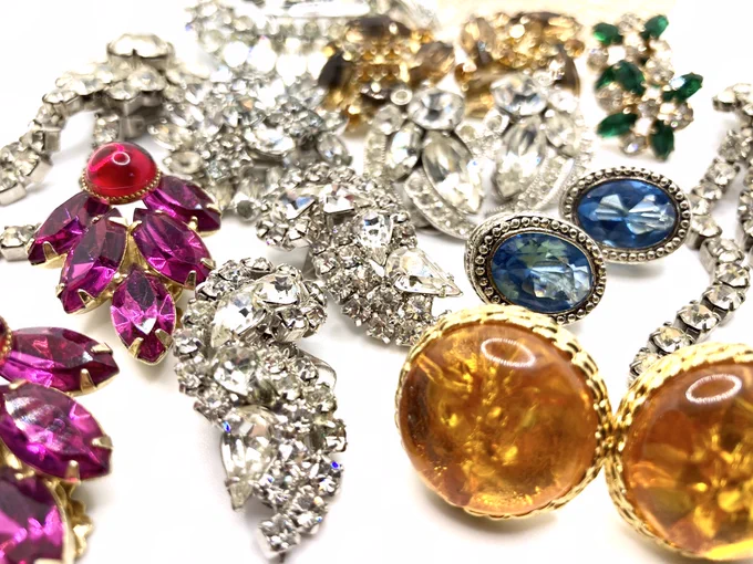 HONEY VINTAGEの方向性がやっと掴めてきた。一点投入で華やぐアイテム、毎日パーティのようなドレスアップが叶うジュエリーバッグが好きそういったものを意識せず買い付けていた。だから進むべきは「毎日がドレスアップ」! 
