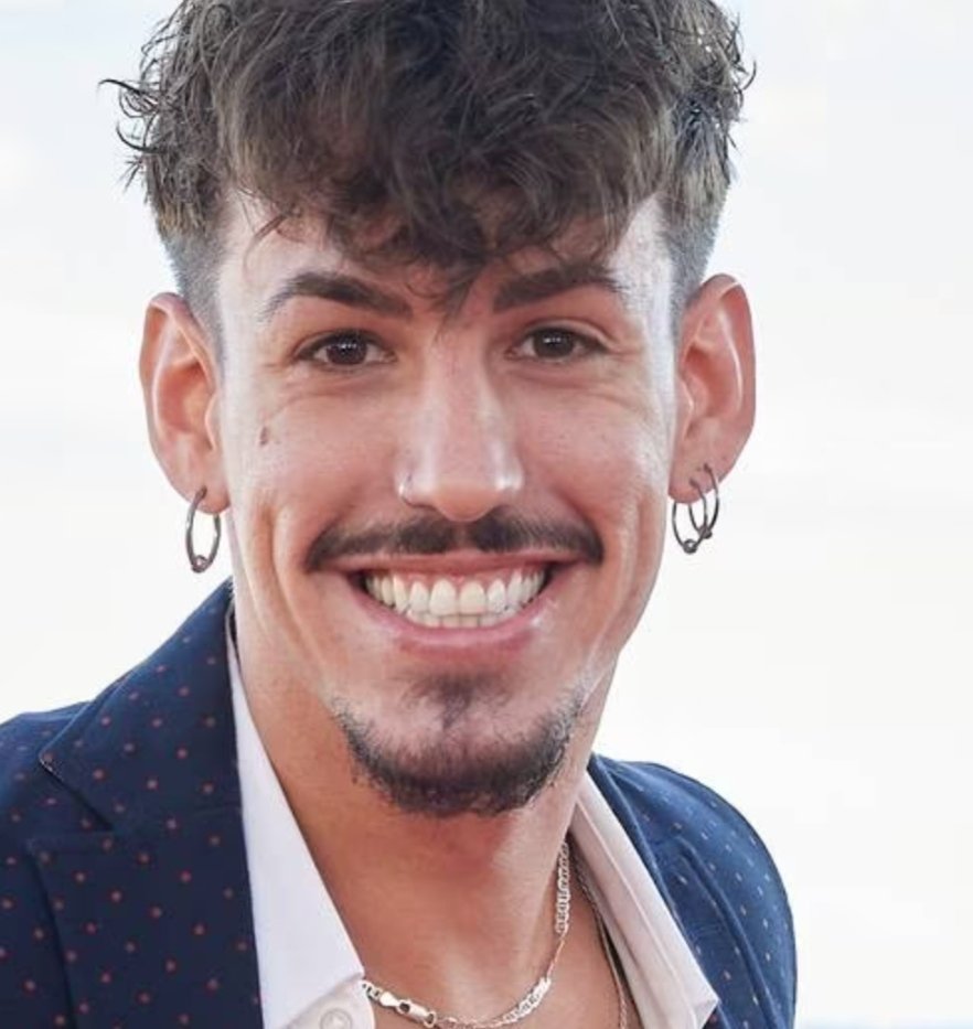 Lucaagostini222's tweet image. Pero cómo pueden mujeres guapas y "presuntamente" inteligentes enamorarse de semejante especimen

Si la única evolución de Darwin q ha tenido ha sido ponerse piercings y pendientes
🤦🤦🤦🤦

#GHVIP290
#GHVIPDBT7
#APOYOROCIO29O