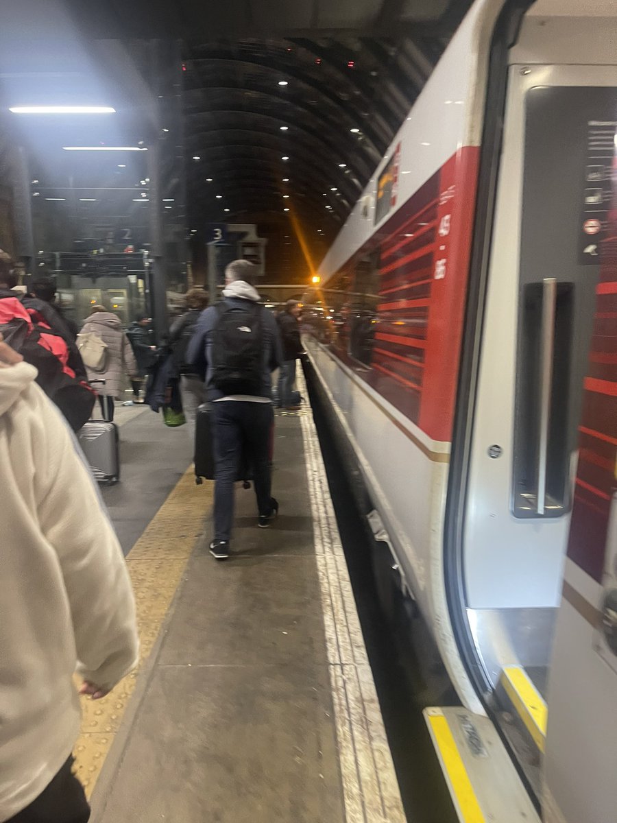 First class job today by Train Manager Davey and team on board <a href="/LNER/">London North Eastern Railway</a> from Edinburgh to Kings Cross (arrived late at 2206). In difficult circumstances (long delays) he communicated well and frequently and kept the tone bang on - honest, professional and helpful. Thank you 👏🏻
