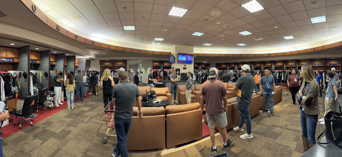 Thefred75's tweet photo. Clubhouse des Dianondback de l’Arizona. https://t.co/43WCaJFB7v