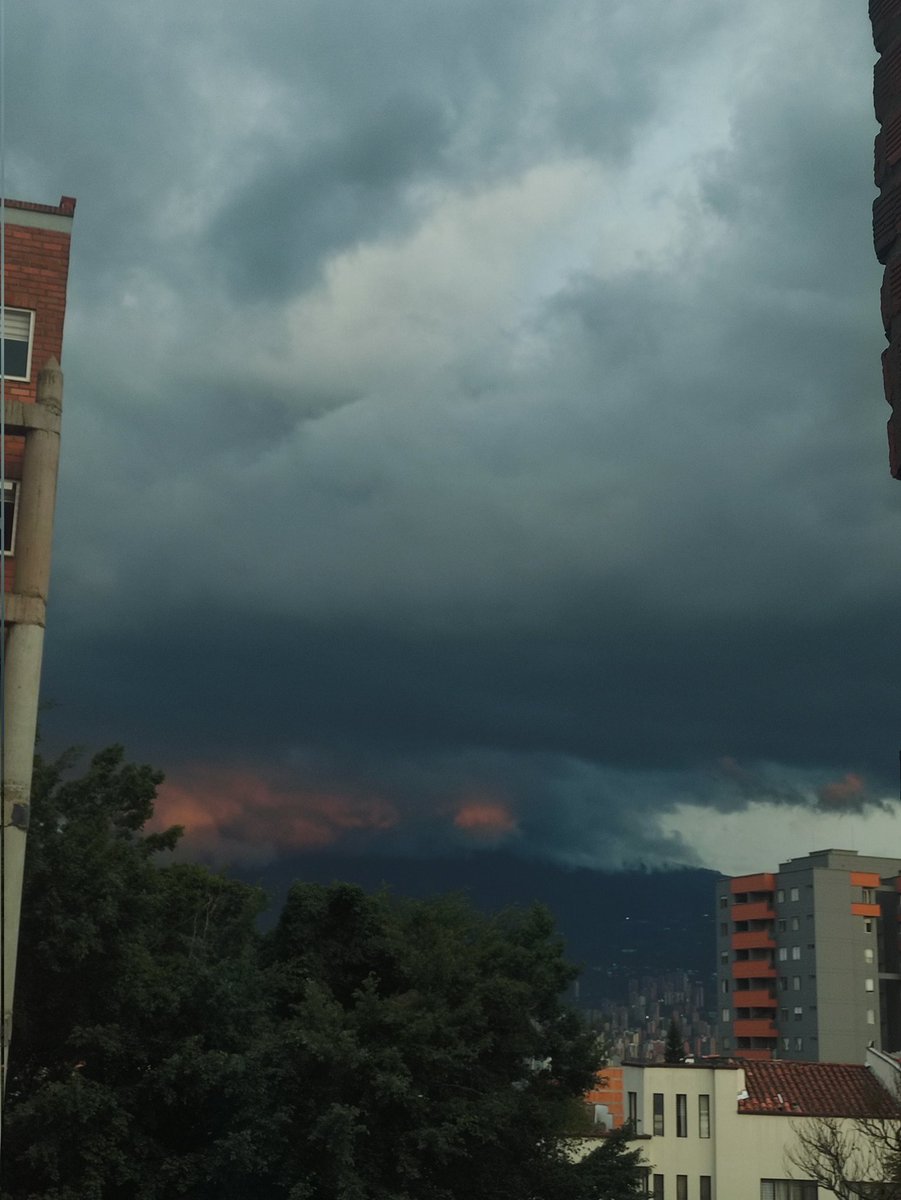 cesarolse's tweet photo. El cielo de Medellín sabe que volvió el señor oscuro. https://t.co/SYe4hPSx0H