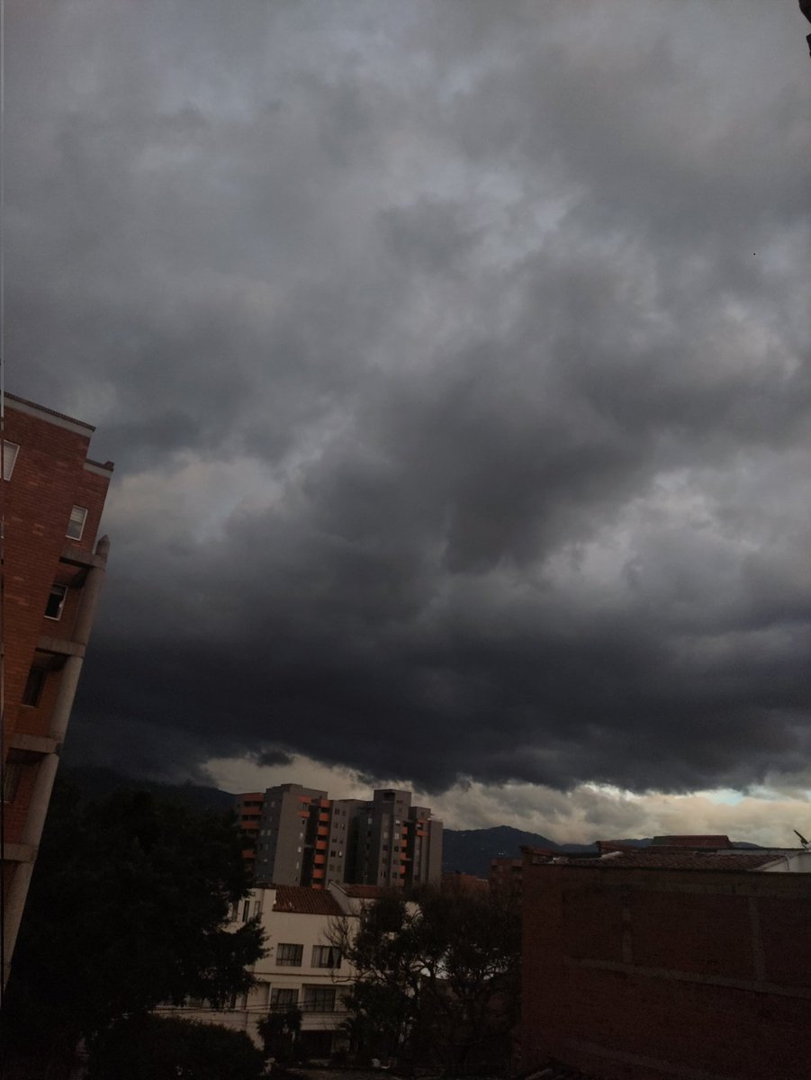 cesarolse's tweet photo. El cielo de Medellín sabe que volvió el señor oscuro. https://t.co/SYe4hPSx0H