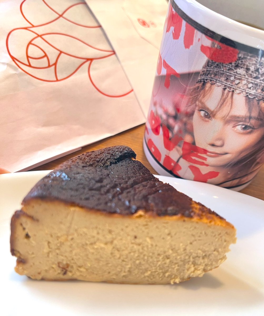 chiyo174's tweet image. バスクチーズケーキ(グリーンコーヒー)めっちゃうま🧡朝からしあわせ☺️
 #DailyDaily