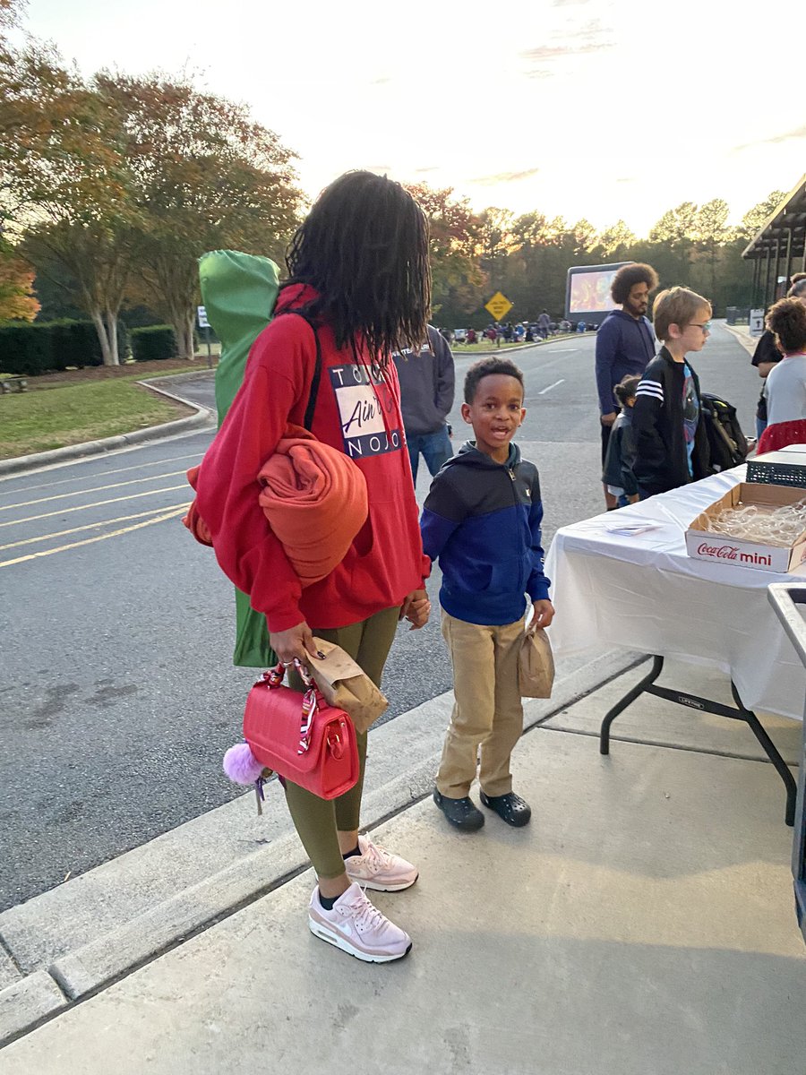 k2bowens's tweet photo. @Sunset_Park_CAS @RockHillSchools Movie Night was #RockSolid! It great seeing students and families Friday night after an amazing week!
#Engagingfamilies
#CelebratingLearning #Excellence #FederalPrograms https://t.co/TW5Tnh2kCc