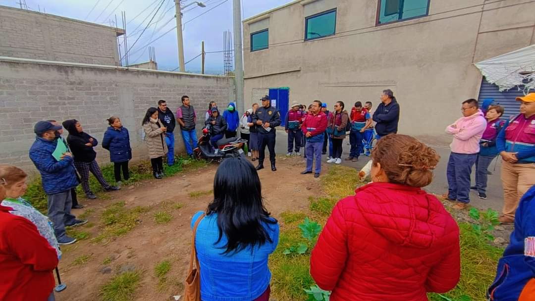 PC_MilpaAlta's tweet photo. El día de hoy domingo 29 de Octubre llevamos a cabo en compañía de los vecinos de la calle Torreón en Villa Milpa Alta y la Policía Ciudad de México con el fin de informar a los habitantes la manera de actuar en cuanto a sucesos delictivos y/o denuncias que se requieran.
#SSC https://t.co/sPgy2sjpyS