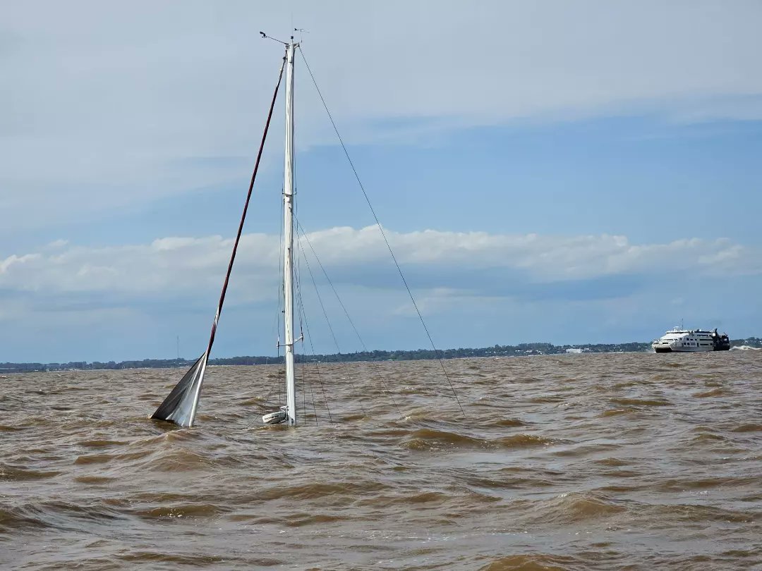 La Armada Nacional en conjunto con ADES, asistió y trasladó hasta el Puerto de Colonia a los 12 tripulantes de un velero de bandera Argentina que se quedó sin gobierno y con una vía de agua, próximo al Faro de Isla Farallón.
Debido a las averías causadas el velero se hundió.
