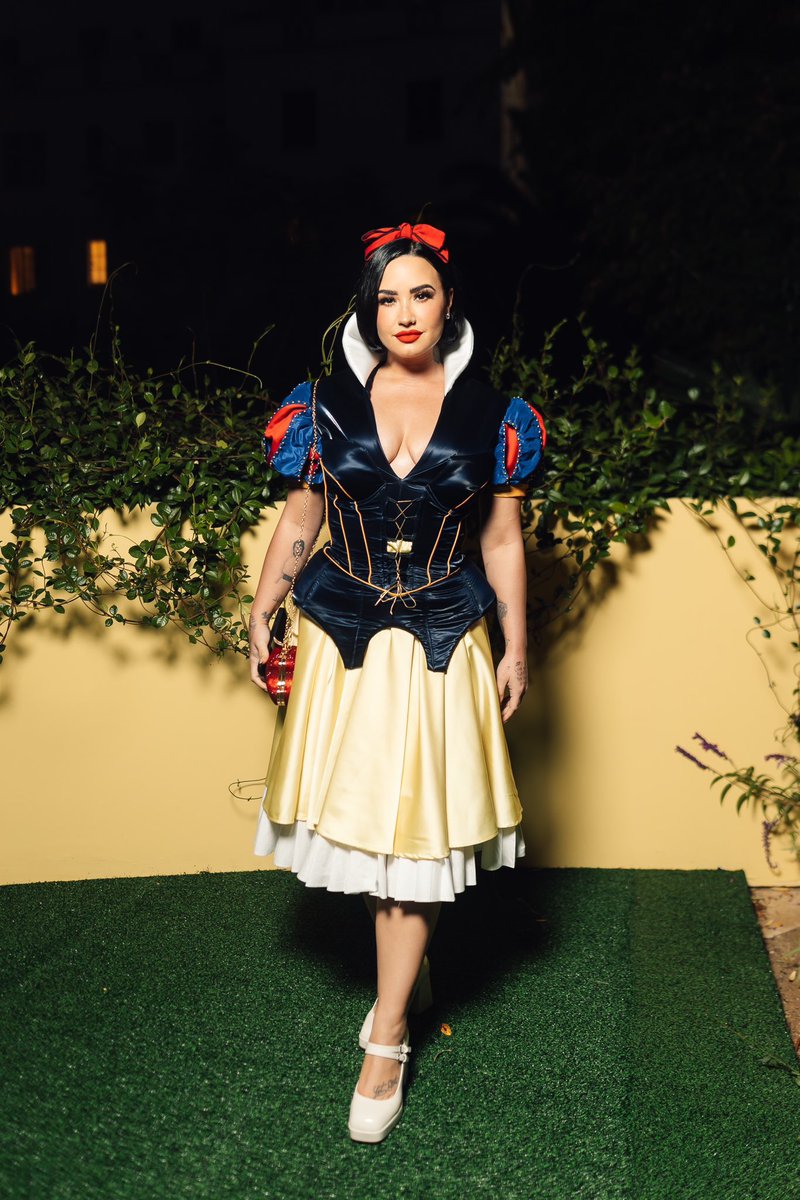 infodlbr's tweet photo. Demi Lovato na festa de Halloween de Vas J Morgan e Michael Braun, ontem à noite, em Los Angeles. https://t.co/aWjzdUad6C