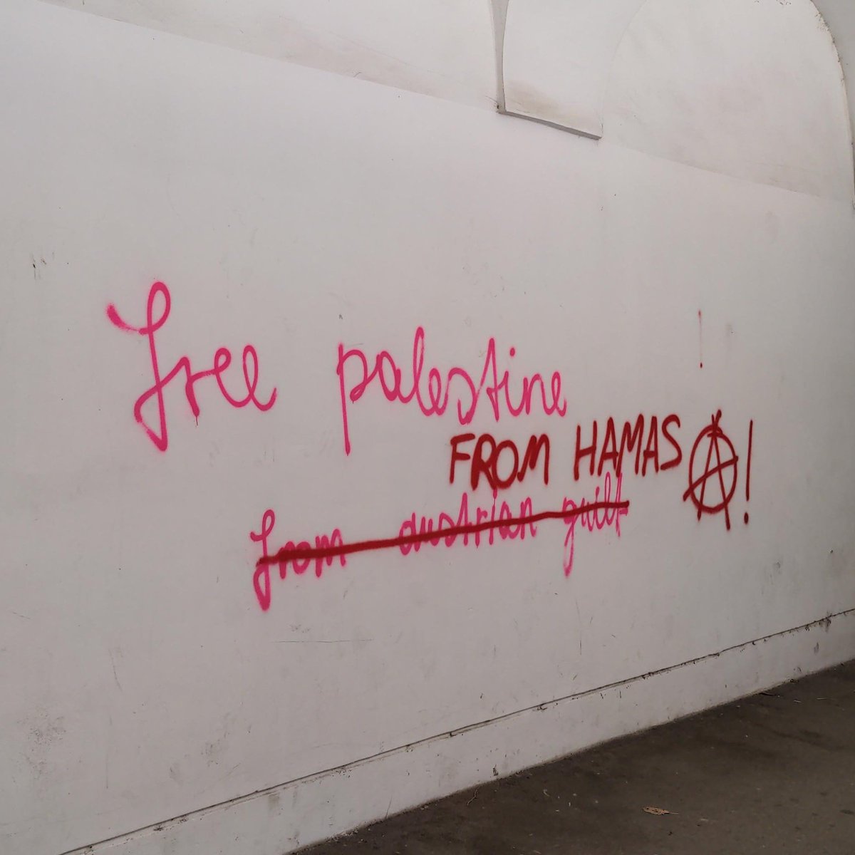 antifa_wienwest's tweet photo. *ZUSENDUNG* 

Wir haben heute Nacht den Uni Campus von den antisemitischen Parolen befreit.

Gegen jeden Antisemitismus, Islamismus und Rassismus! https://t.co/wghwSyCSYK
