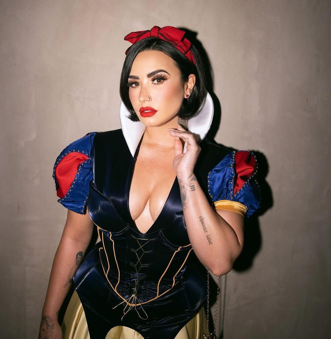 infodlbr's tweet photo. Demi Lovato via Instagram (ddlovato): "Minha época favorita do ano... Feliz Dia das Bruxas 👻🎃" https://t.co/q6ixuMtWHg