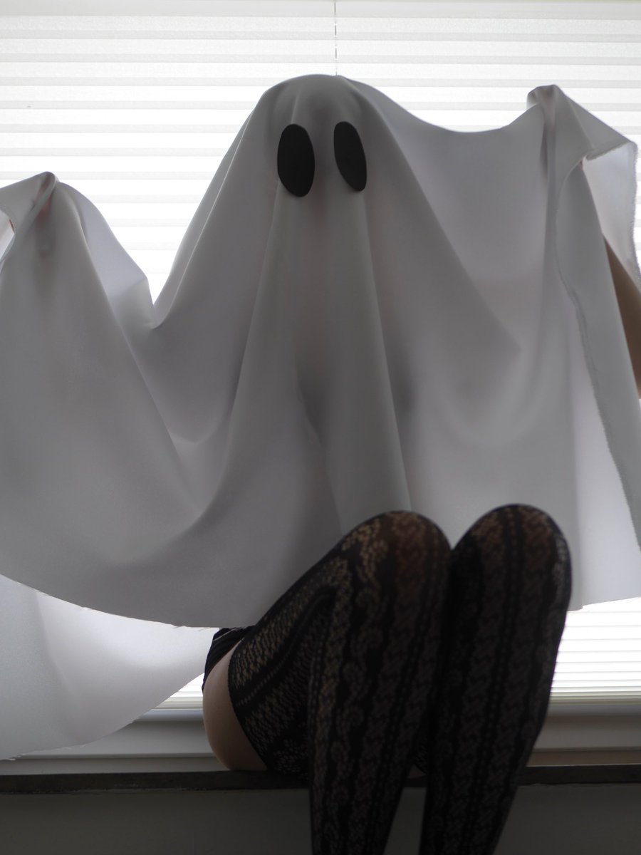 MoonghostOF's tweet photo. Boo! 🎃
Im having a little Halloween sale! 20% off until Friday! 
Also, there will be some silly ghost pictures on there in the next few days and a ppv in dms on thursday 😌

https://t.co/PrndFa4i4o https://t.co/eOPz8iReai