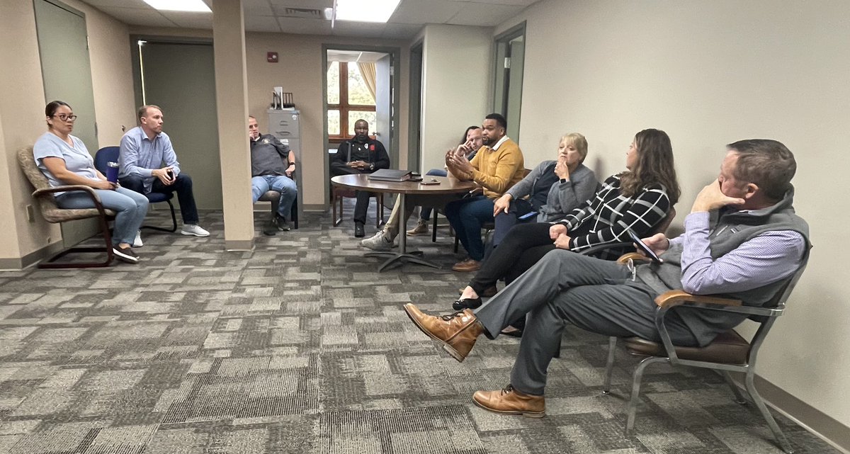 MDOCFOA's tweet image. Monroe County Agents Jackie Hauser and Greg Sands received a Deputy Director Coin for going out of their way, being kind and showing compassion to a parolee in need.  Thank you Monroe County staff for taking the time out of your busy schedules to chat. #WhatYouDoMatters