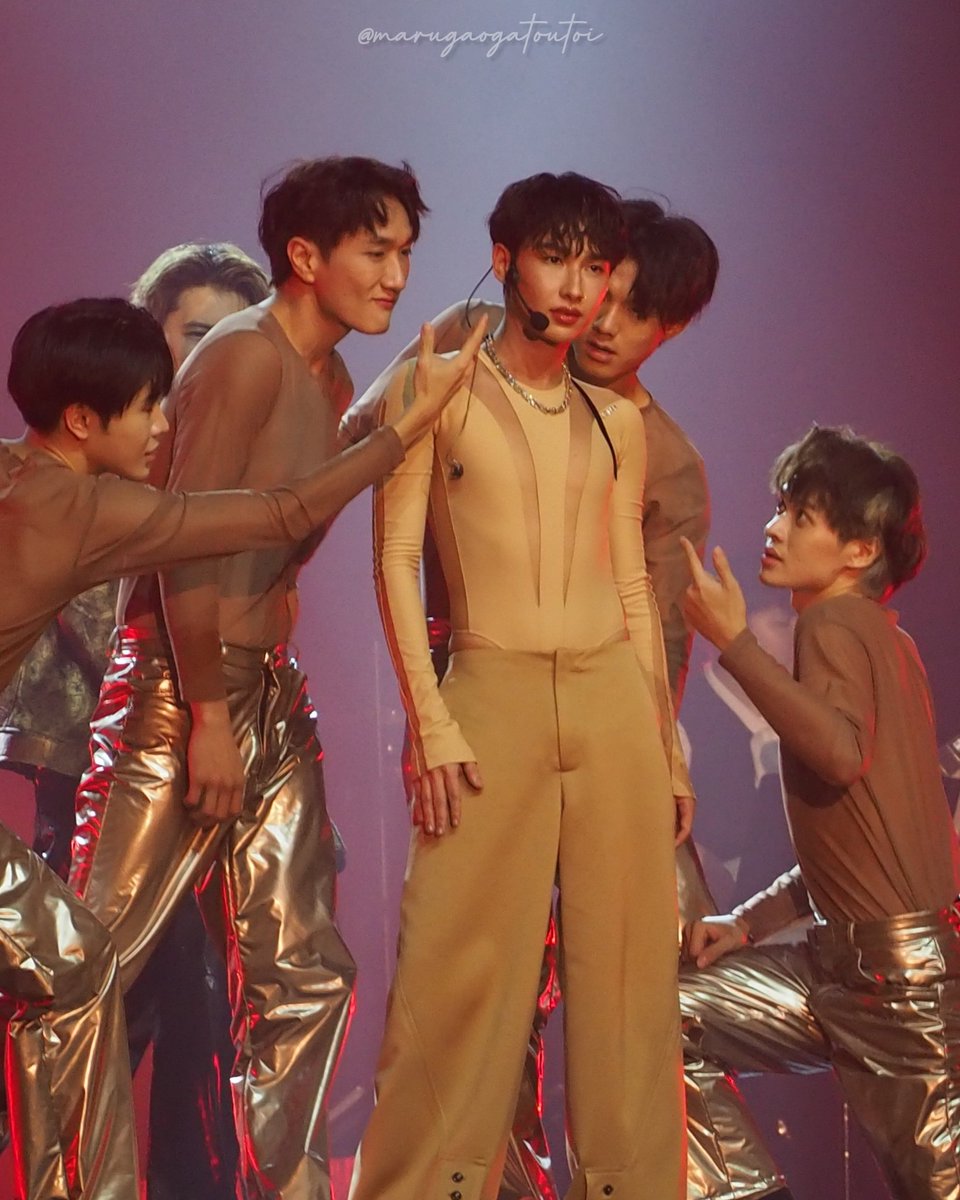marugaogatoutoi's tweet photo. D1
ATPさま相手にノリノリのKrist
最高のエンターテイメント

#TheKristElementsConcertD2 
#TheKristElementsConcert 
#KristPerawat #GunAtthaphan 
#คริสกัน https://t.co/SLtJDHNsca