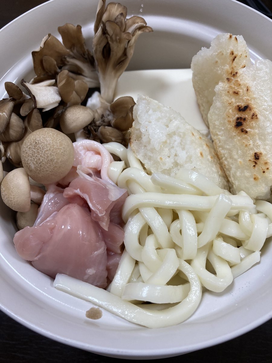 pom2purin's tweet photo. 朝から簡単にうどんを♪のつもりが
きりたんぽが食べたくなって
初めてきりたんぽを作ってみました(冷凍ご飯から♪)

しめじ・舞茸・鶏肉・豆腐・うどんも入れて朝からボリューム満点

コンパクトIH卓上調理鍋HAC-IH01CWH
#elecom_pr @elecom_cook #pr https://t.co/aam47J9k39