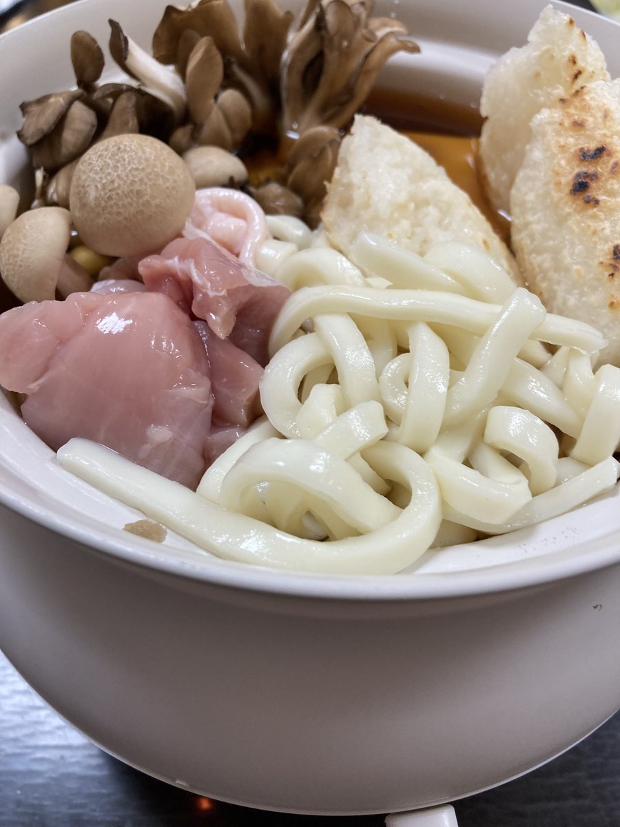 pom2purin's tweet photo. 朝から簡単にうどんを♪のつもりが
きりたんぽが食べたくなって
初めてきりたんぽを作ってみました(冷凍ご飯から♪)

しめじ・舞茸・鶏肉・豆腐・うどんも入れて朝からボリューム満点

コンパクトIH卓上調理鍋HAC-IH01CWH
#elecom_pr @elecom_cook #pr https://t.co/aam47J9k39