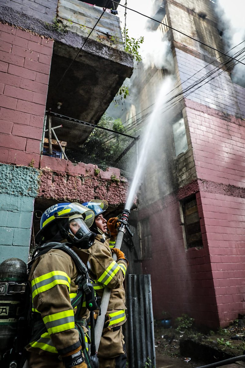 BomberosSV's tweet image. 🚨Realizamos tareas de limpieza para extinguir los últimos focos de fuego y asegurar la zona afectada. Al mismo tiempo, estamos enfriando la infraestructura para una mayor seguridad. 🧯🚒 #Seguridad #ControlDeIncendio
