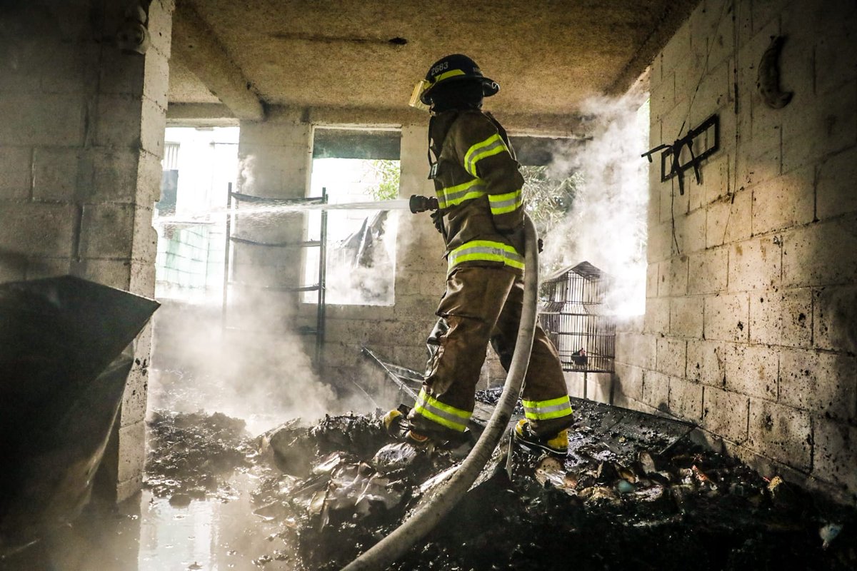 BomberosSV's tweet image. 🚨Realizamos tareas de limpieza para extinguir los últimos focos de fuego y asegurar la zona afectada. Al mismo tiempo, estamos enfriando la infraestructura para una mayor seguridad. 🧯🚒 #Seguridad #ControlDeIncendio