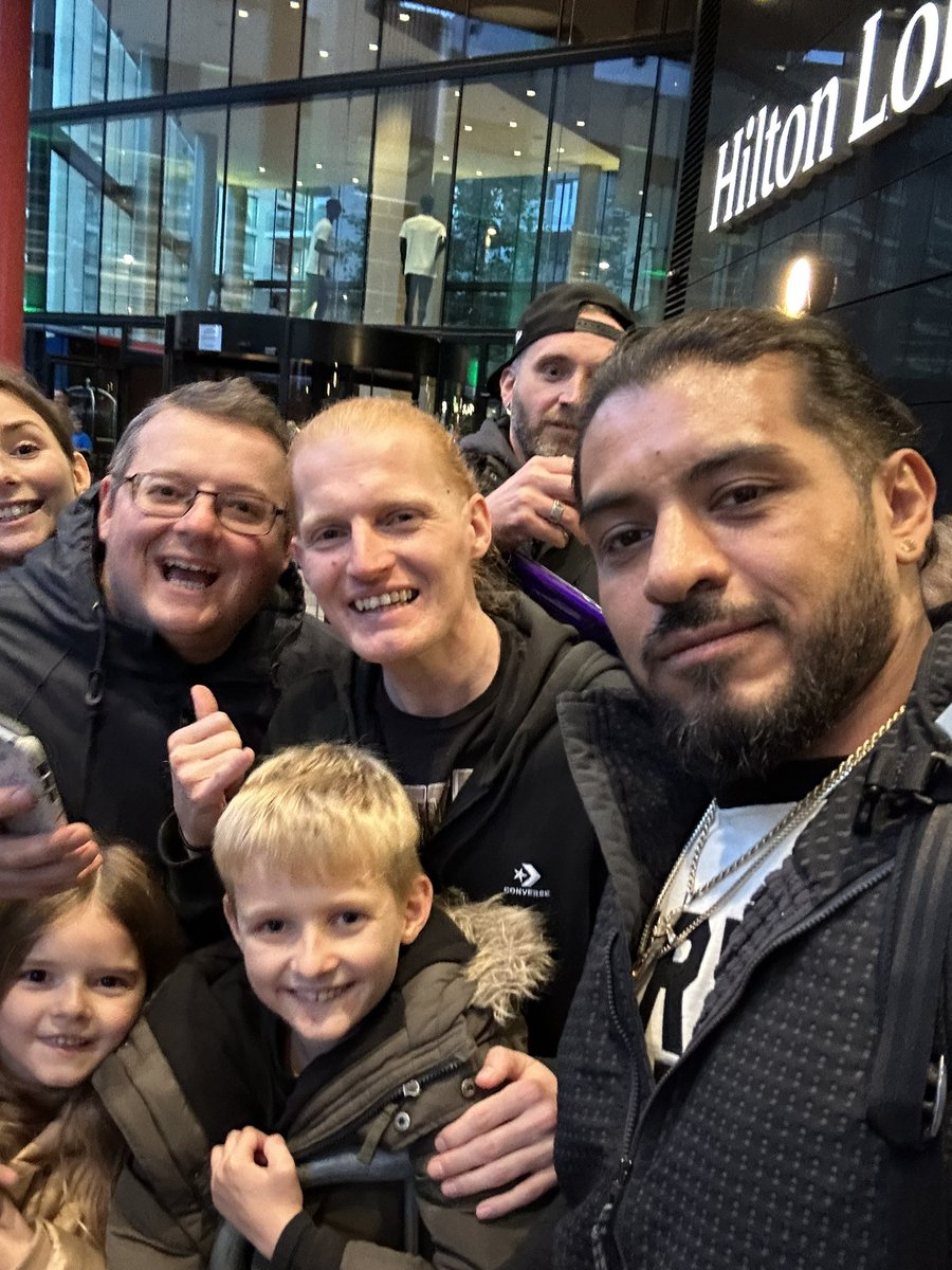 SpursGavin's tweet photo. @EscobarWWE @WWEonFOX Such a cool dude. Took his time with all the fans waiting ❤️ https://t.co/oFYoz1pobY