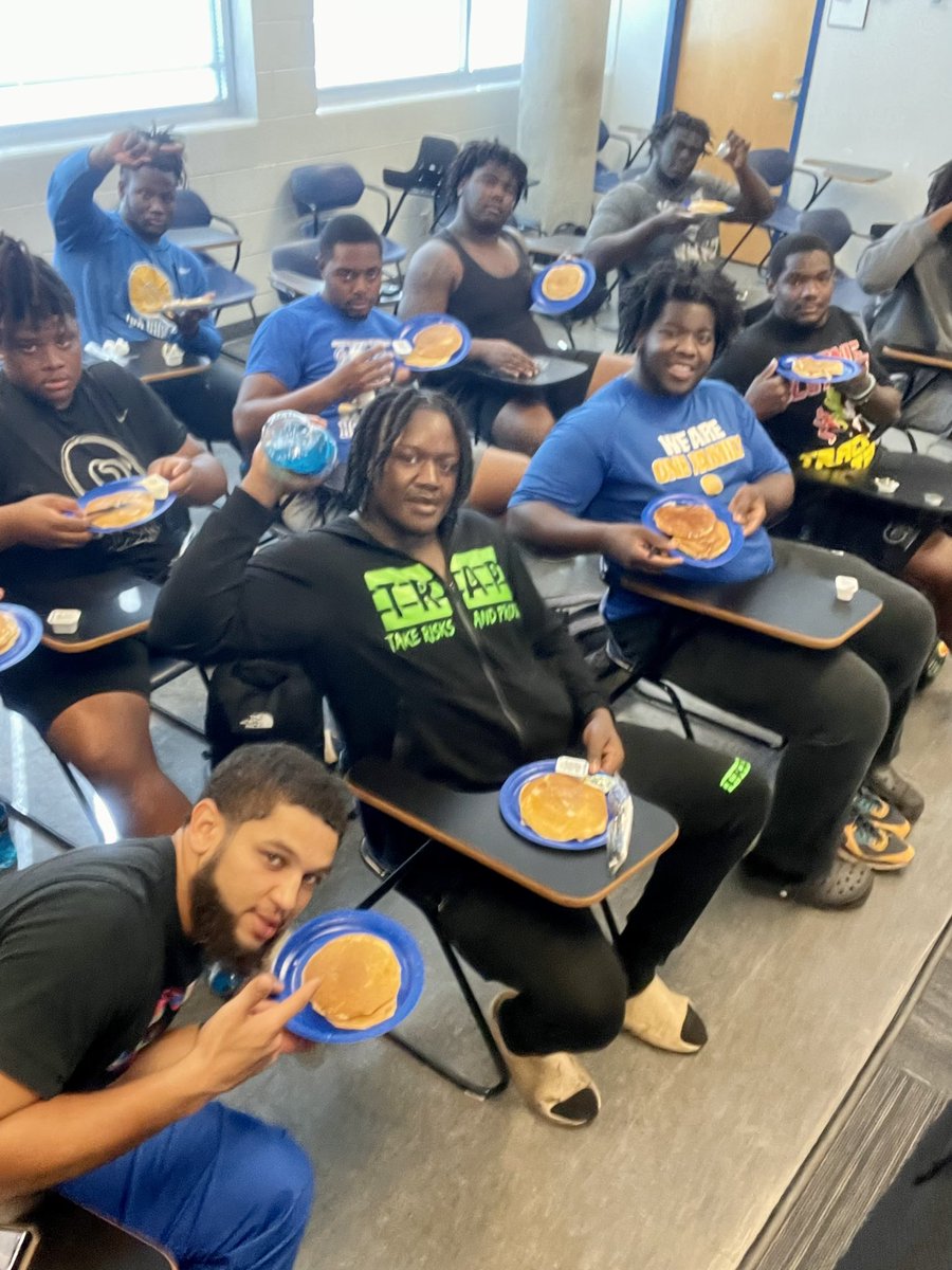 Coach_Morris66's tweet image. So proud of these young men. With our backs against the wall in a must win game they came to play. They showed effort and toughness. 

200 yards rushing &amp;amp; 20 knock Downs equals Sunday pancakes🥞 #TheFist #OLPride @ASUGoldenRamsFB
