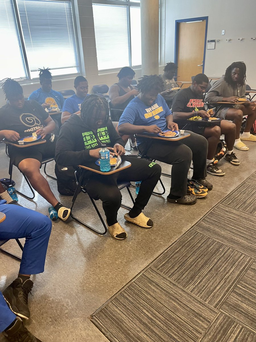 Coach_Morris66's tweet image. So proud of these young men. With our backs against the wall in a must win game they came to play. They showed effort and toughness. 

200 yards rushing &amp;amp; 20 knock Downs equals Sunday pancakes🥞 #TheFist #OLPride @ASUGoldenRamsFB