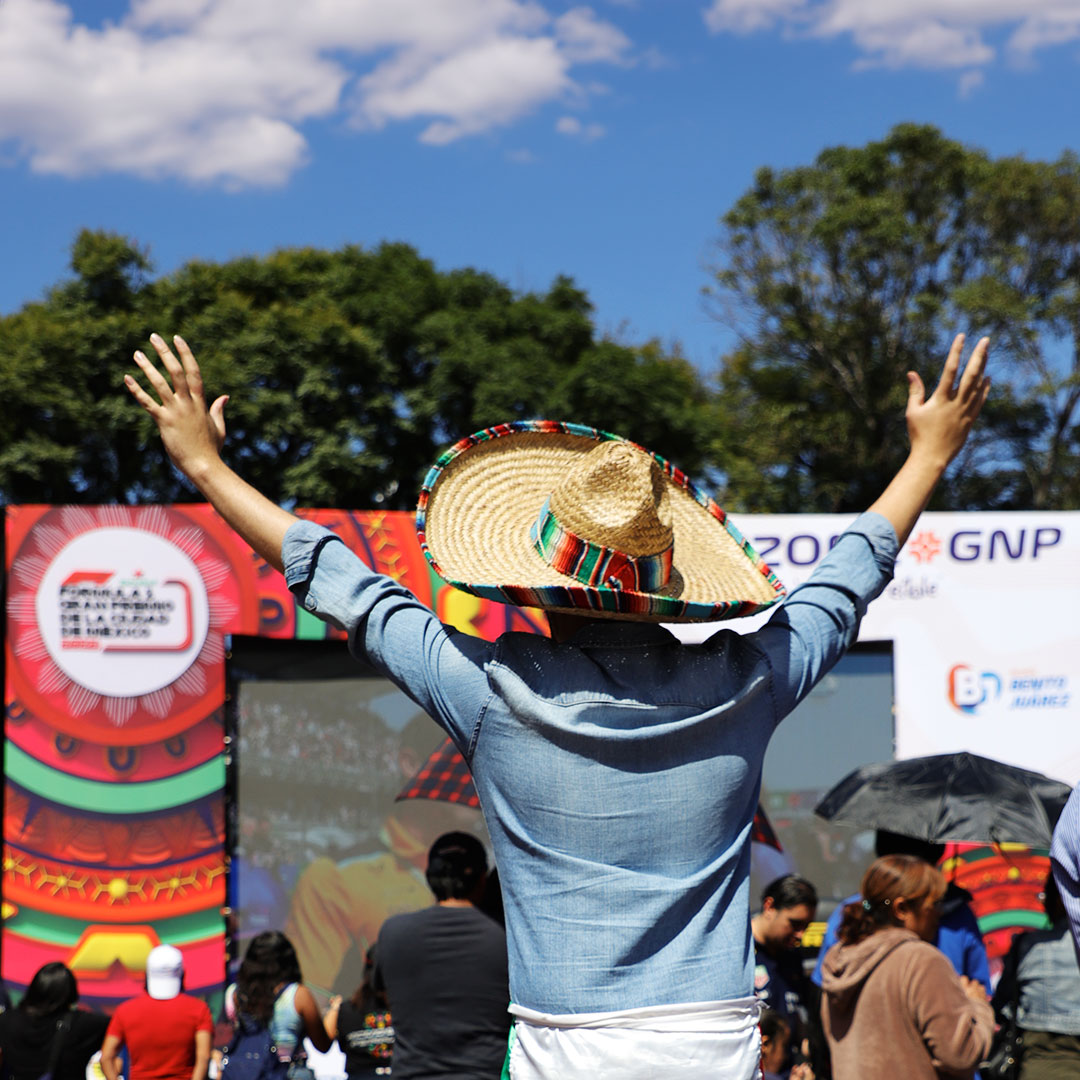 FANZONEGNPCDMX's tweet photo. Así se vive el @mexicogp en la F1 Fanzone GNP #Viviresincreíble @gnpseguros https://t.co/XWjVLlYol4
