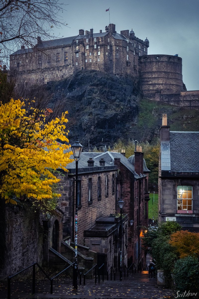 scotdrone's tweet image. Autumn in Edinburgh today 😊🍂🍂🏴󠁧󠁢󠁳󠁣󠁴󠁿
#edinburgh #visitedinburgh #scotland #visitscotland #autumn #castle