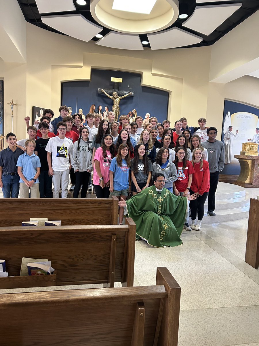 acpapaches's tweet image. Our state bound cross country team celebrated Mass this morning before heading out! Stay warm and run like the wind! 

#weareantonian #rolltribe #acpxc