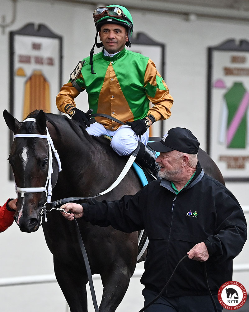 There's little better than how a proud breeder looks at their horse! Mark Anderson's Sterling Silver, bred by Mallory &amp; Karen Mort, and Rotknee, a homebred for Buck Butler, prevailed in the Empire Showcase Day sprint stakes. Iroquois &amp; Hudson recaps: tinyurl.com/329a72yr