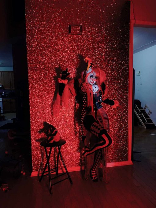 CLOSET CLOWN Its like a closet cosplay But with air horns. https://t.co/unuVnjuLmb