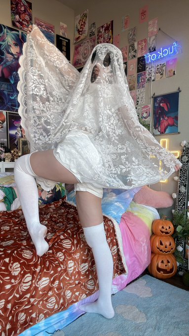 See you sooooon 👻 https://t.co/LDq96MoQLS https://t.co/y7NbJEIlSo