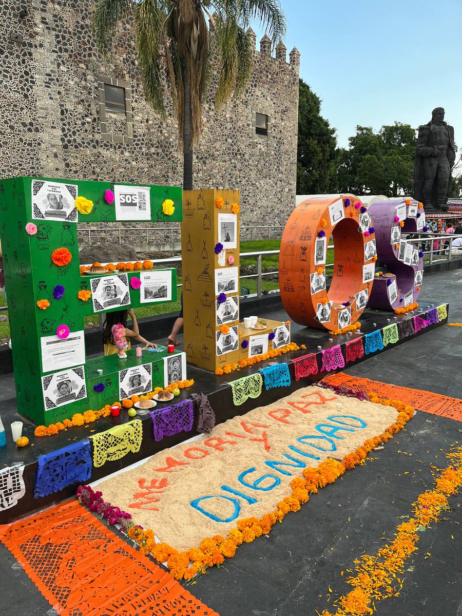 lamolochamx's tweet photo. #OfrendaMemoriaPazYDignidadMorelos
Ya está montada la ofrenda por las víctimas de violencia en Morelos, estamos en el centro de Cuernavaca.

En unos momentos encenderemos las velas. https://t.co/K278HY0SoL