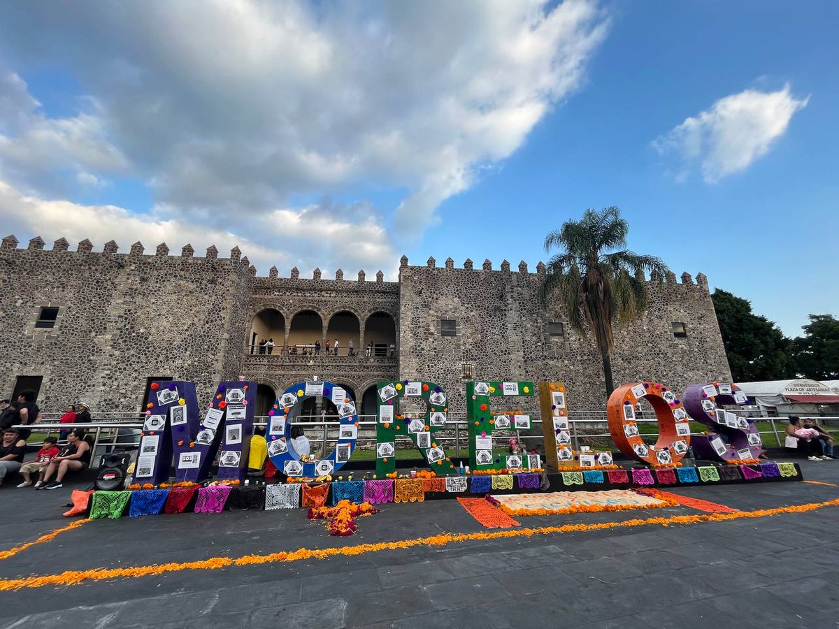 lamolochamx's tweet photo. #OfrendaMemoriaPazYDignidadMorelos
Ya está montada la ofrenda por las víctimas de violencia en Morelos, estamos en el centro de Cuernavaca.

En unos momentos encenderemos las velas. https://t.co/K278HY0SoL