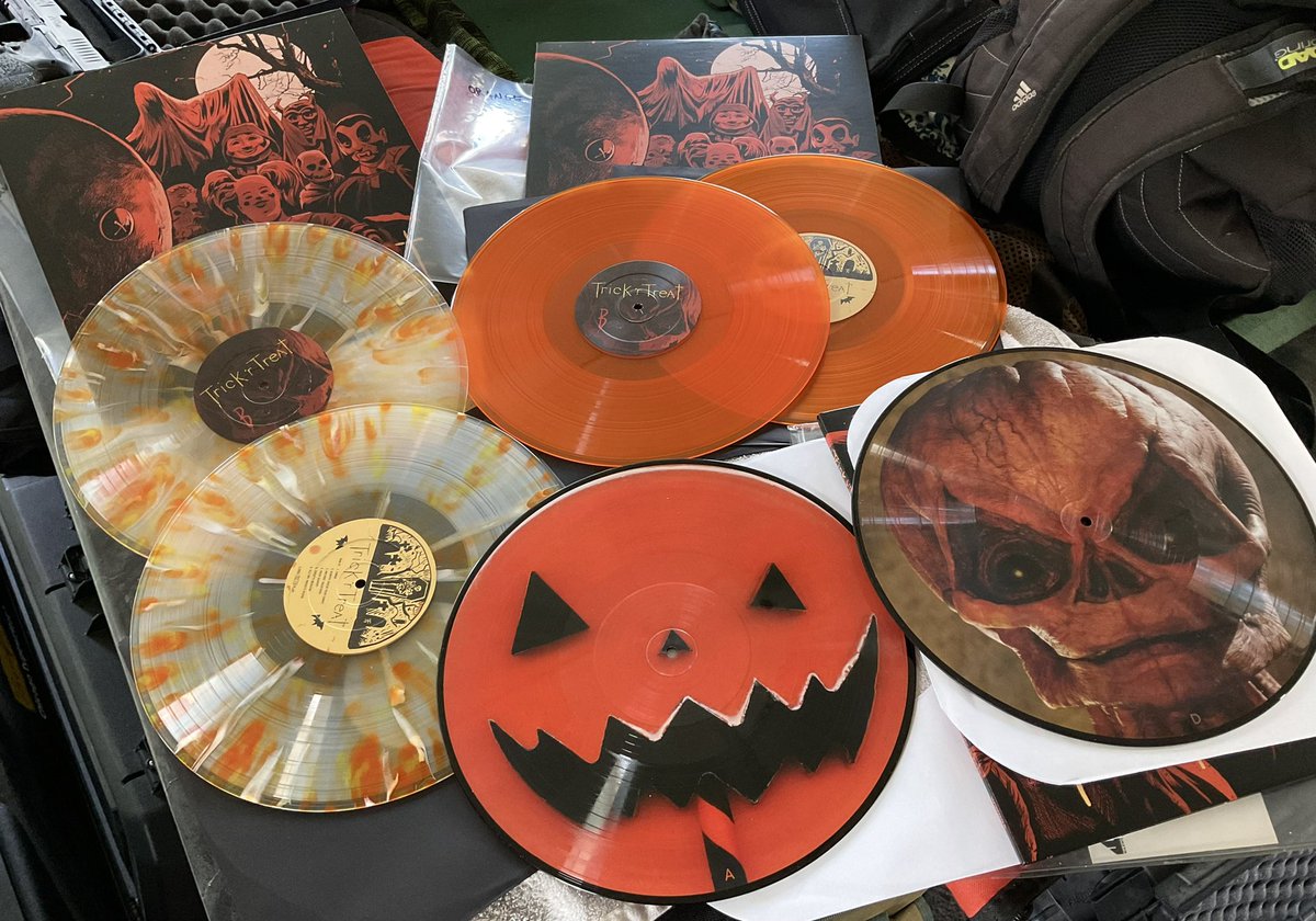 Trick ‘r’ Treat soundtrack … 

This is three different variants of the same double LP.

Im feeling Halloweeny. 

#Halloween2023 #vinylcollection #vinyllovers #vinylrecords