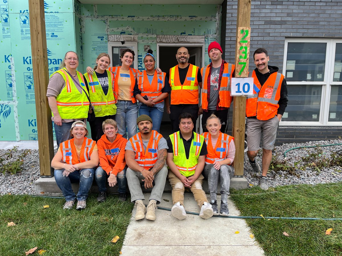 Had a great time volunteering with @tchabitat painting the Harrison Townhomes in Ward 5 with @MplsWard1, @MplsWard9, and @MplsWard11 this weekend! Special thanks to Councilmember Koski and her team for organizing it!