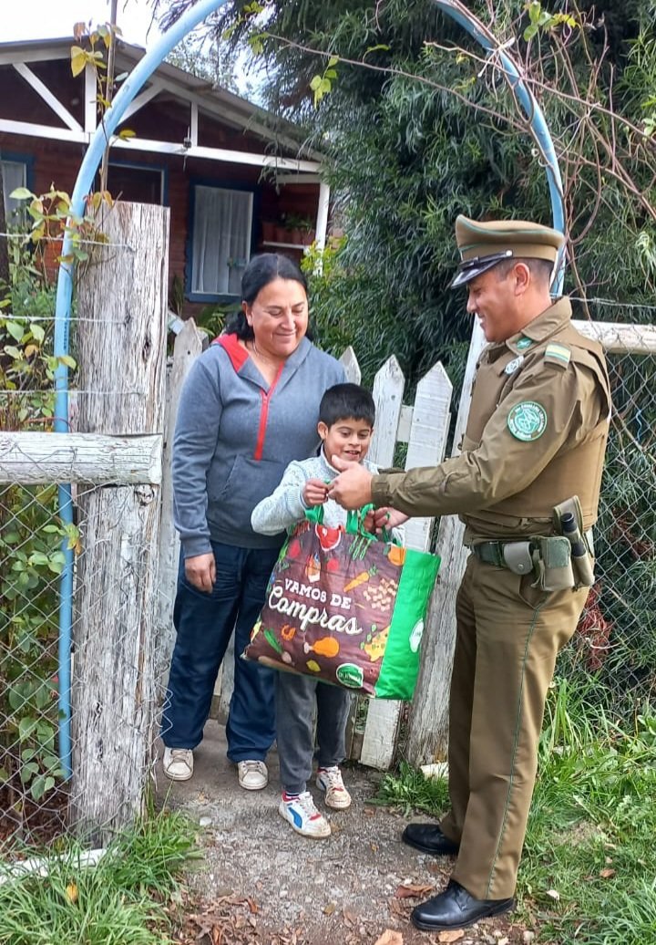 CarabLosRios's tweet photo. En el marco del rol de solidaridad e Integración social, Carabineros del Retén #Riñihue entregaron vestimentas a niño de la localidad de Folilco, regresando a su domicilio para obsequiarle una bicicleta y cumplir deseo expresado en primera visita. 
#CarabinerosDeTodos https://t.co/Xoc9nMzhdo