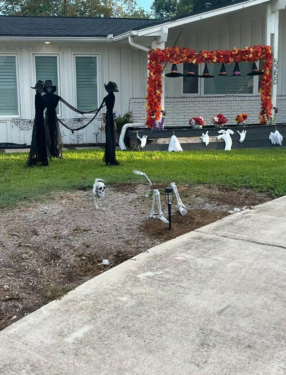 Coffee5White's tweet photo. Halloween this year is October 31st, and now the streets are already filled with Halloween atmosphere. Pumpkins, skeletons and spiders are all essential. We have been preparing for Halloween with our neighbors all day long. This is the fruit of our day's work, lol🤡🥳 https://t.co/covILg05de